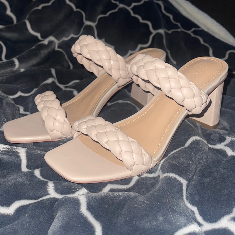 Women’s Dunes brand heels, never worn, women’s size 8.5, in cream color.